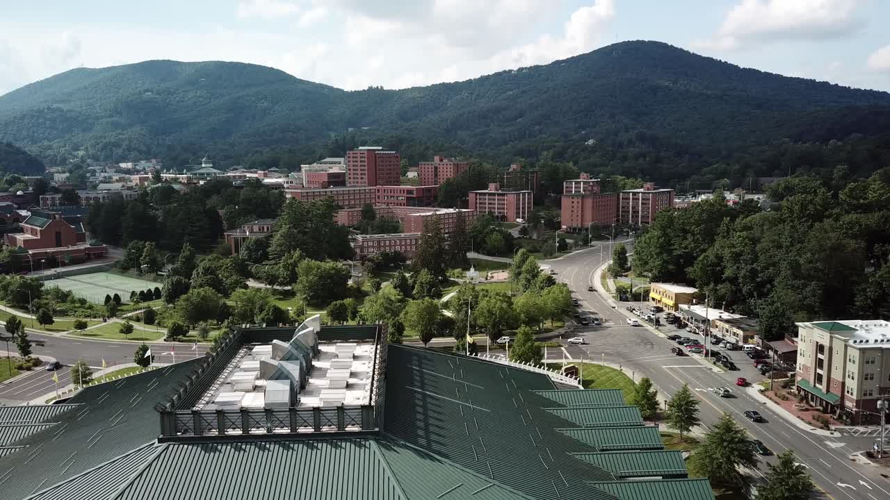 retirada aérea sobre el edificio del centro de convocatorias holmes en el campus de la universidad estatal de los apalaches en boone, carolina del norte