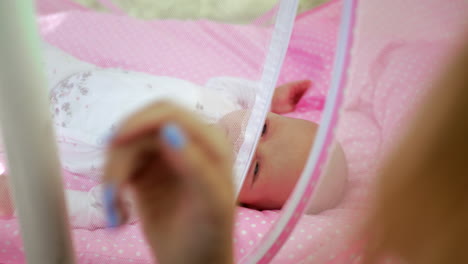 madre y bebé en cuna portátil al aire libre