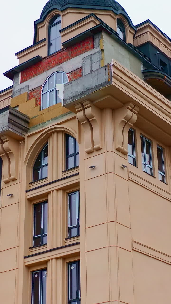 Vista aerea di un complesso di appartamenti. Esterno di un moderno edificio residenziale a più piani.