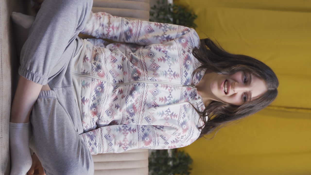 vídeo vertical de una mujer joven teniendo un colapso nervioso en casa por la noche.