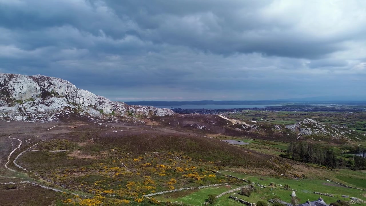 Campagna gallese di brughiera alla base della cima del monte Holyhead, vista aerea su sentieri escursionistici