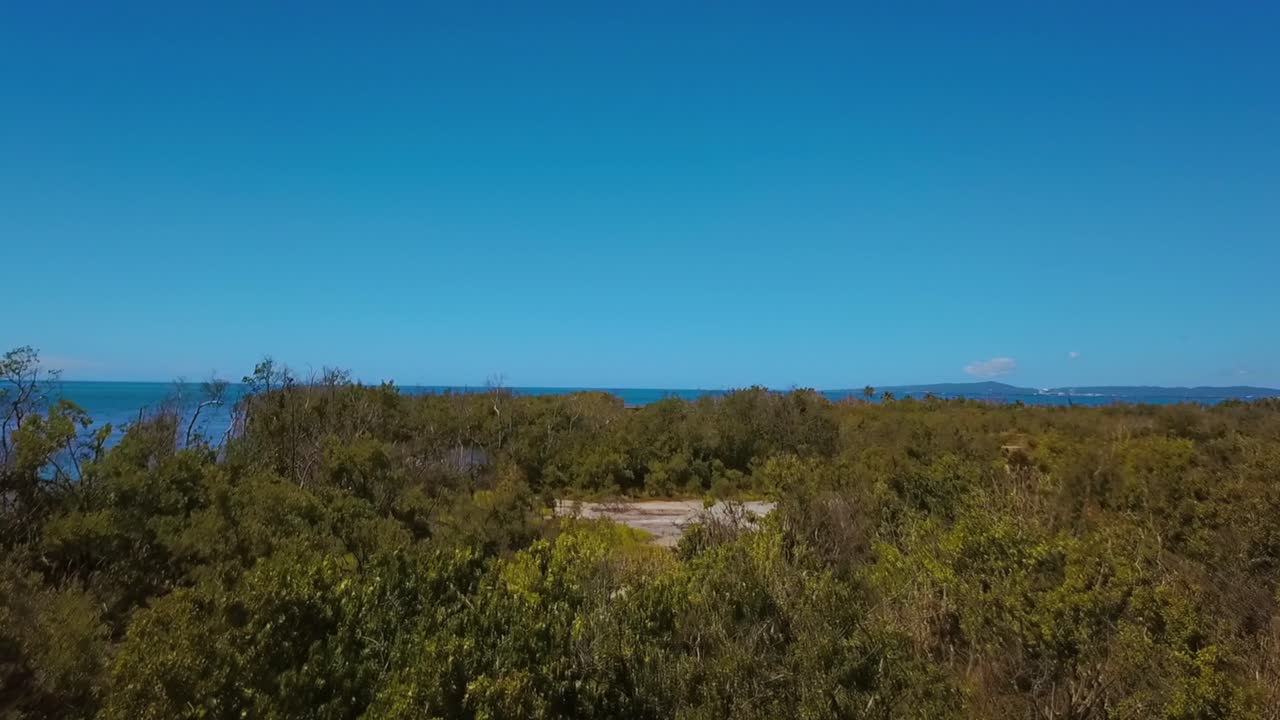 허리케인 마리아 이후 푸에르토리코의 폐쇄된 놀이 공원을 따라 있는 바다