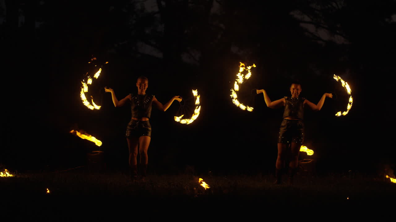 espectáculo de bailarines de fuego por la noche