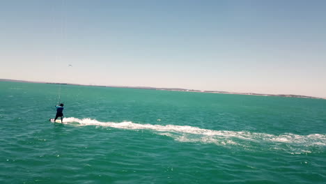 Professioneller-Wassersport-kite-surfer-Drohne-Weit-Geschossen-Bei-Schönem-Natürlichem-Tageslicht,-Blauem-Himmel-Und-Plätscherndem-Türkisfarbenem-Wasser-Auf-Dem-Offenen-Meer-In-Kapstadt,-Südafrika