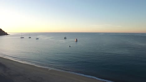 Toma-Aérea-De-Una-Playa-En-El-Parque-Nacional-Cabo-Pulmo,-Baja-California-Sur