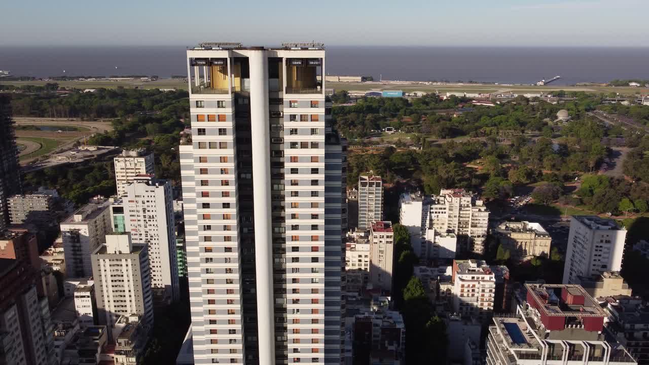 toma en órbita del rascacielos le parc del edificio de gran altura en la ciudad de buenos aires, argentina