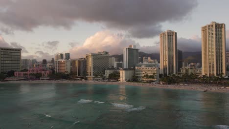 waikiki tropical, hoteles de la costa de hawai al atardecer, panorama aéreo