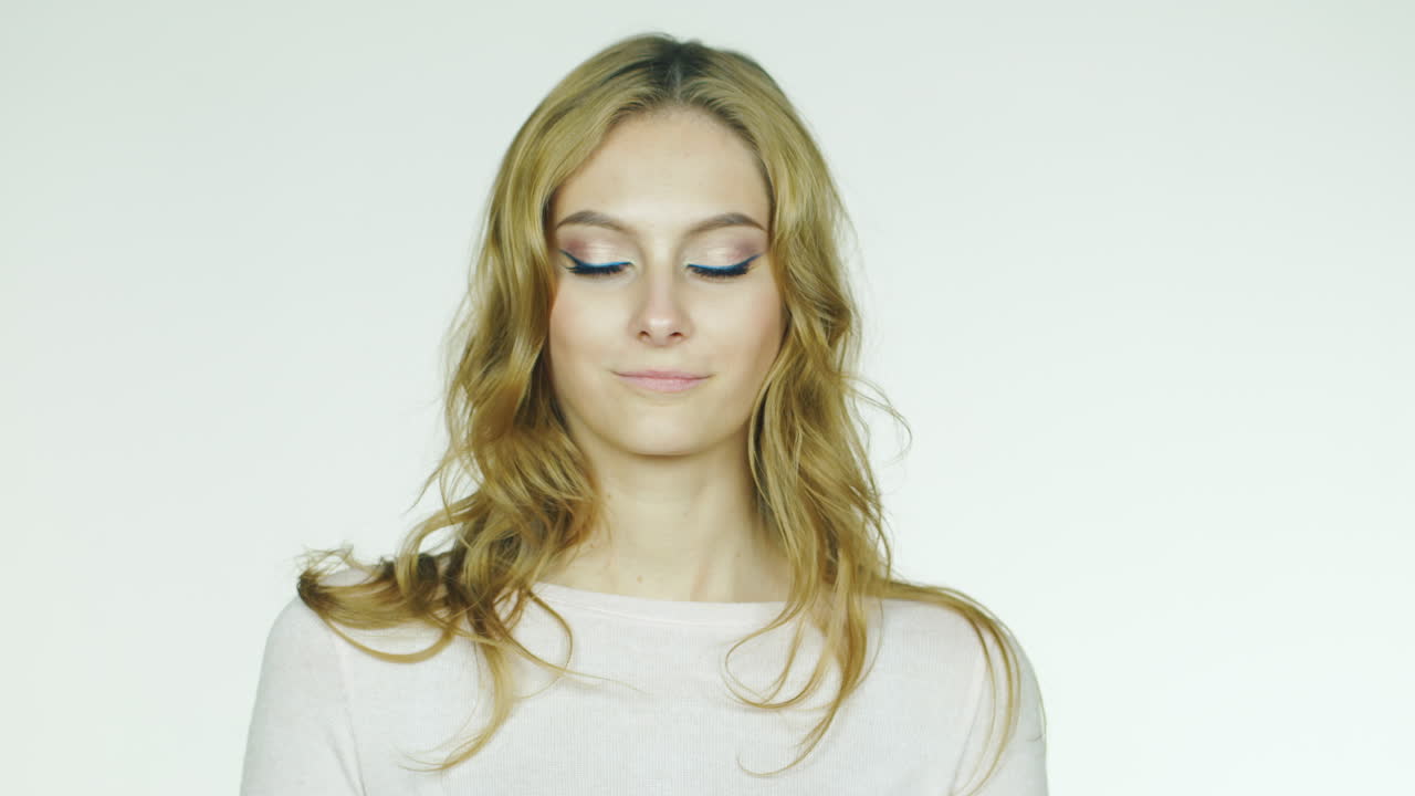 매력적인 여자는 돈 개념의 팬을 보여줍니다 - 당신은 hd 비디오를 얻을 수 있습니다