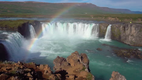 una toma en cámara lenta de la cascada de godafoss en el norte de islandia.