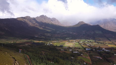 Malerische-Straße-Am-Franschhoek-Pass-Mit-Blick-Auf-Das-üppige-Weintal-Und-Die-Bauernhöfe