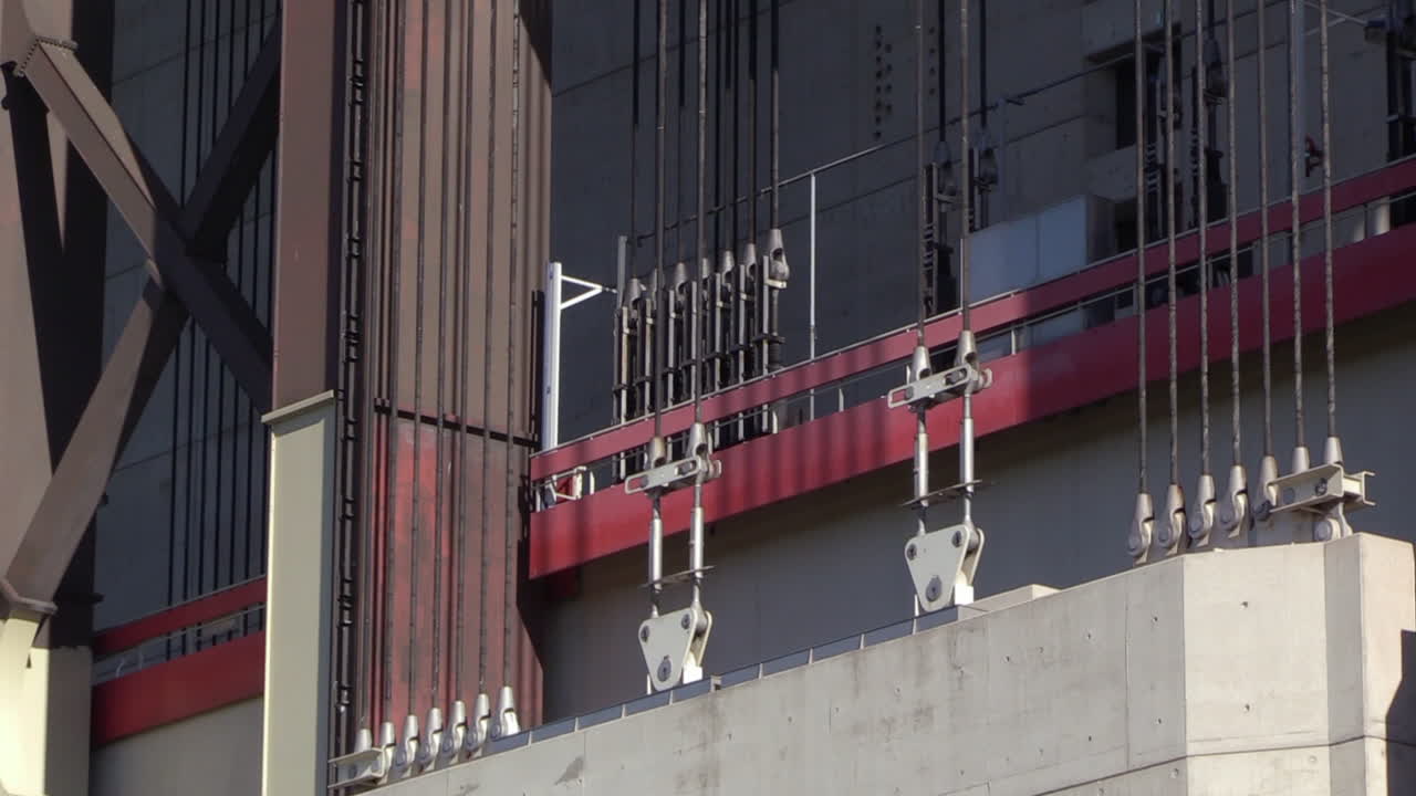 primer plano de los contrapesos y del contenedor con cables de acero del elevador de barcos strépy-thieu, bélgica