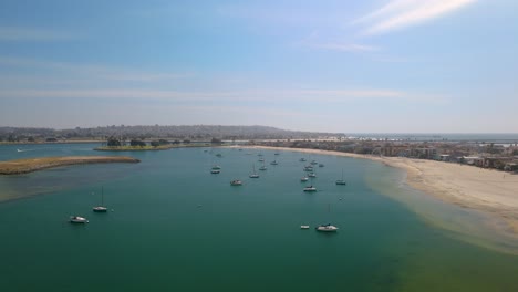 Barcos-En-El-Tranquilo-Paisaje-Marino-En-Mission-Bay,-San-Diego,-California---Toma-Aérea-De-Un-Drone