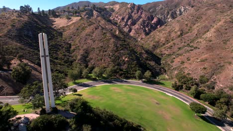 La-Torre-Temática-De-Phillips-En-La-Universidad-De-Pepperdine-Rodeada-De-Laderas-De-Montañas-Rojas-Toma-Aérea-De-Marcha-Atrás