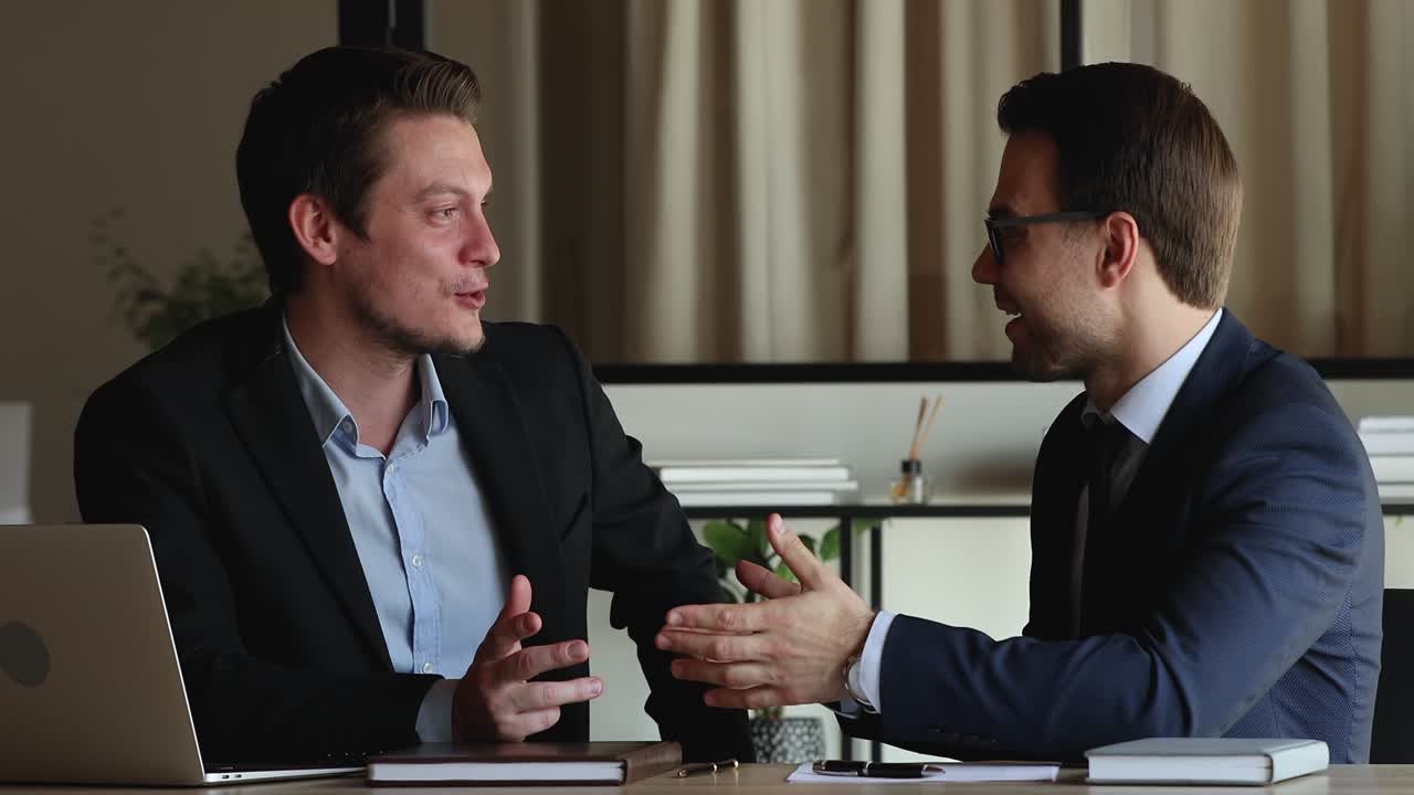 자신감 넘치는 행복한 두 사업가가 손을 잡고 거래를 합니다.