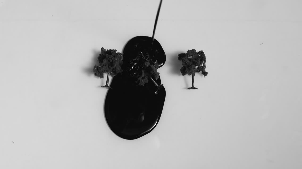 모형 나무에 기름 붓기