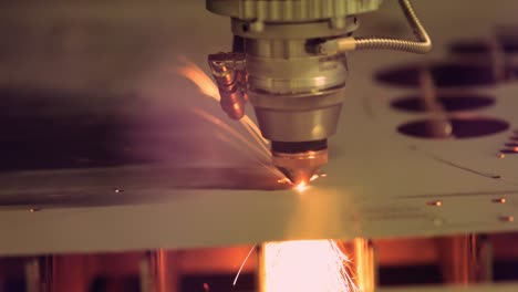 corte láser cnc de metal, tecnología industrial moderna.
