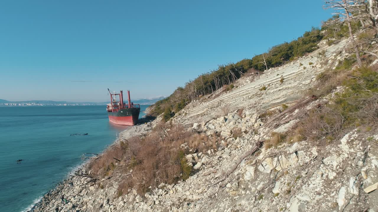 barco de carga abandonado en la costa rocosa