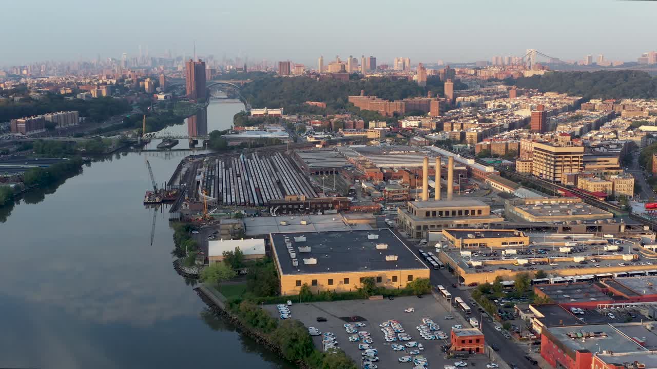 camión disparado sobre la sección industrial de inwood manhattan bronx ciudad de nueva york en la hora de oro