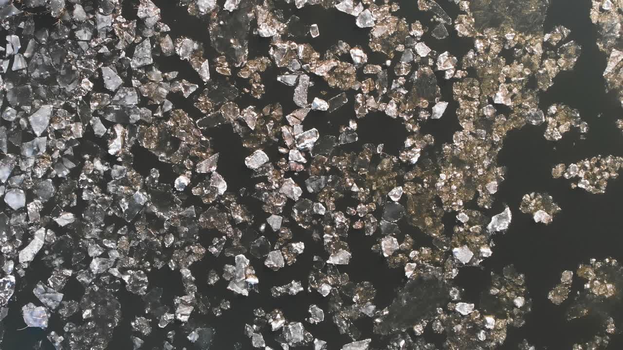 봄이 다가옴에 따라 스웨덴의 고타 알브 강을 따라 녹는 얼음의 조감도 공중을 꺼내고,