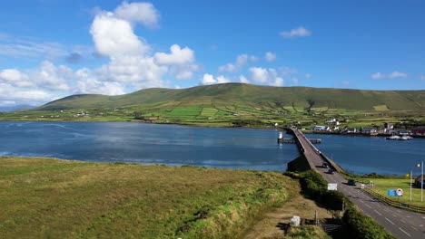 Eine-4K-Drohnenaufnahme-Von-Portmagee-Und-Der-Inselbrücke-Von-Der-Insel-Valencia,-Co.-Kerry,-Irland,-Mit-Blick-Nach-Osten