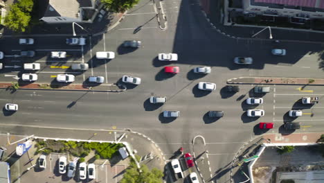 auto's die op een weg in een stad rijden