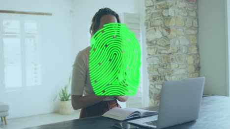 Animation-Eines-Biometrischen-Fingerabdruckscanners-über-Einem-Kaukasier,-Der-Zu-Hause-Einen-Videoanruf-Auf-Dem-Laptop-Führt