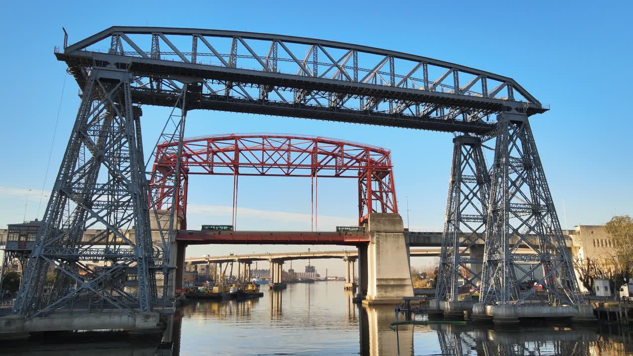 부에노스아이레스 (buenos aires) 의 푸엔테 트랜스보르다도르 (puente transbordador) 와 레드 브리지 (red bridge) 의 가까운 정적 시각