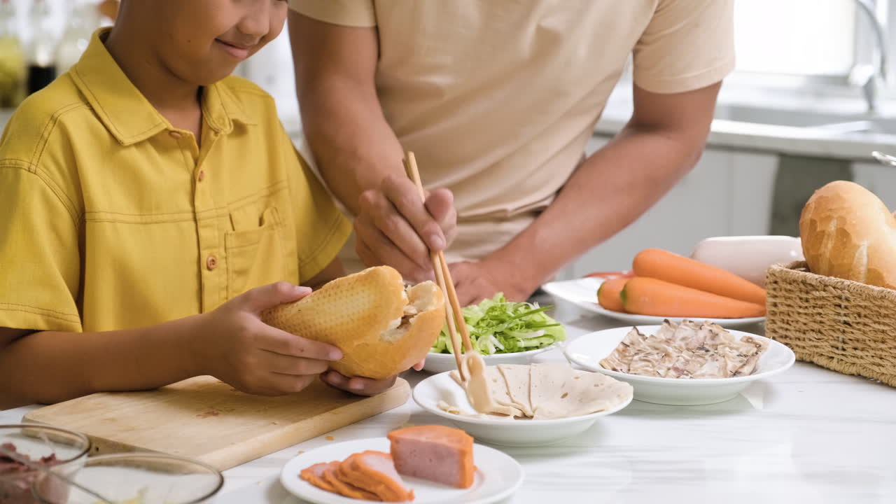 부에서 아시아인 남자와 소년