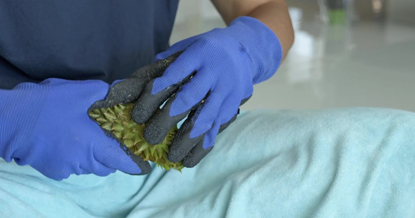 Impara come preparare il durian, un frutto tropicale unico, in questa guida dettagliata.