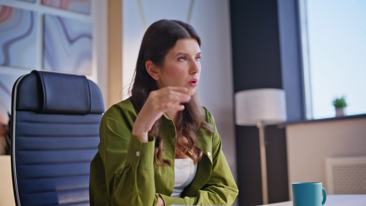 mujer trabajando en una computadora portátil en la oficina
