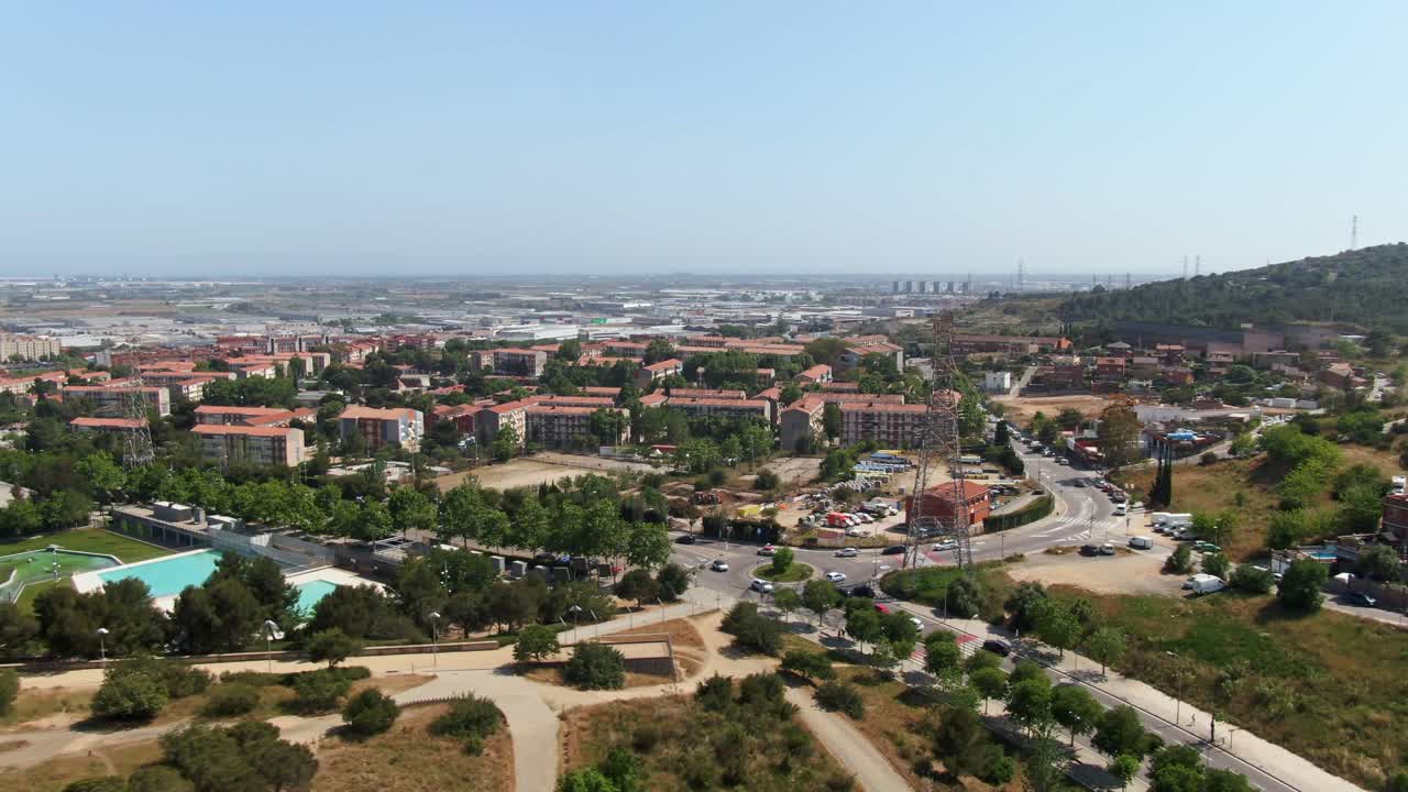 majestuoso paisaje y edificios de apartamentos en los suburbios de madrid, vista aérea de drones