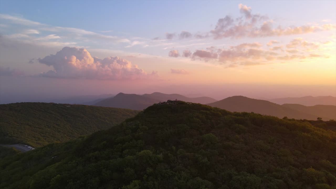 una excelente toma aérea de 180 del sol saliendo sobre las montañas blue ridge en carolina del norte