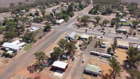 Luftaufnahme-Eines-Autos,-Das-Eine-Kreuzung-In-Einer-Kleinen-Landstadt-Im-Australischen-Outback-überquert