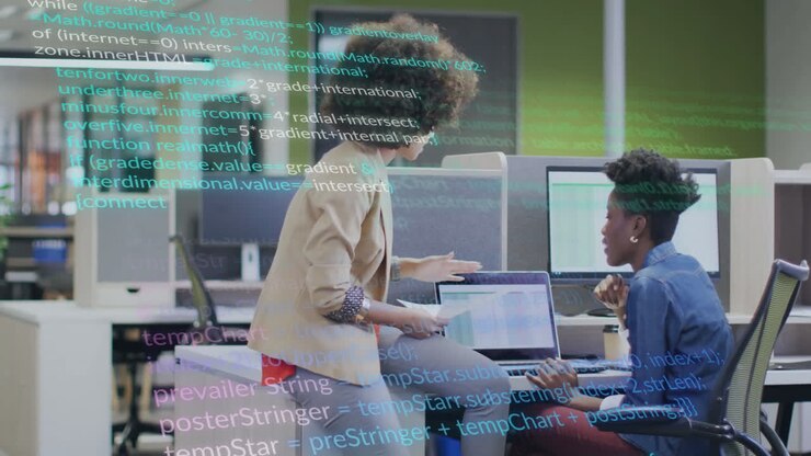 Animasi pemrosesan data di atas rekan kerja wanita beragam yang sedang mendiskusikan pekerjaan di kantor.