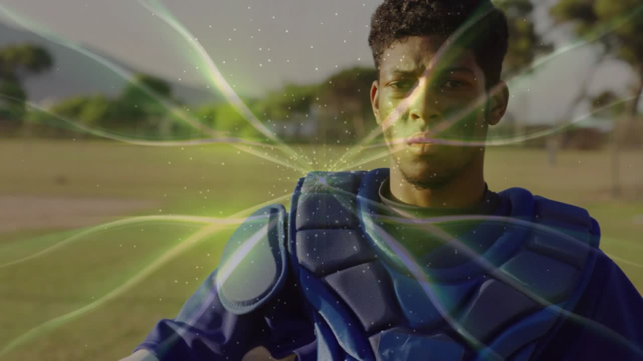Catcher de beisebol com protetor peitoral começando a levantar o capacete no campo com uma sobreposição de luz verde