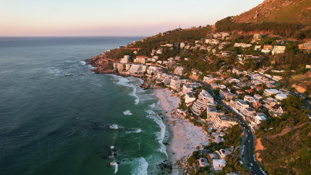 clifton hoteles frente a la playa con vistas al océano turquesa al atardecer en ciudad del cabo, aérea