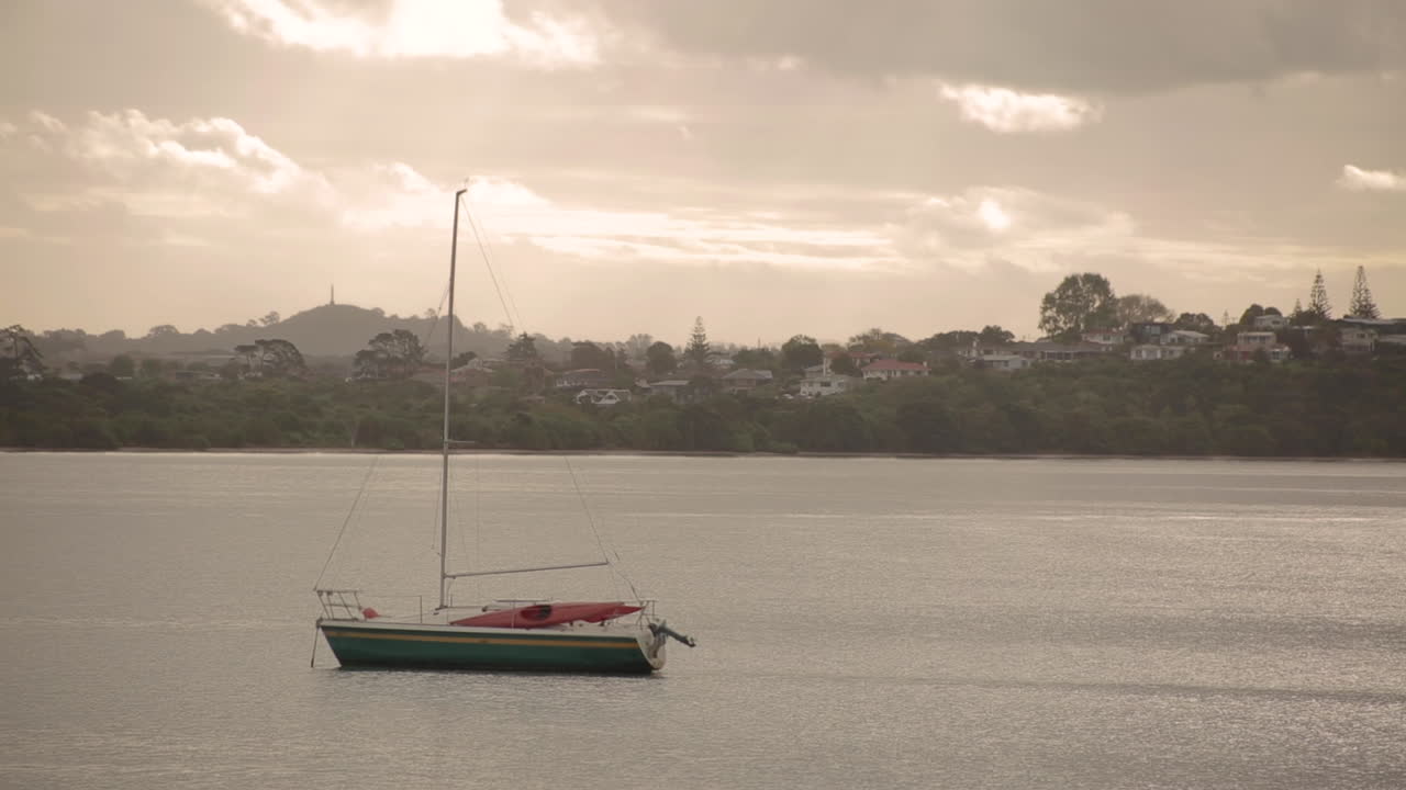 imágenes en bucle de un barco flotando en un río a última hora de la tarde