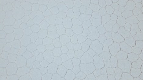 experimente la cautivadora belleza del salar de uyuni de bolivia con impresionantes imágenes de drones que muestran la vasta extensión de las llanuras de sal desde una vista aérea