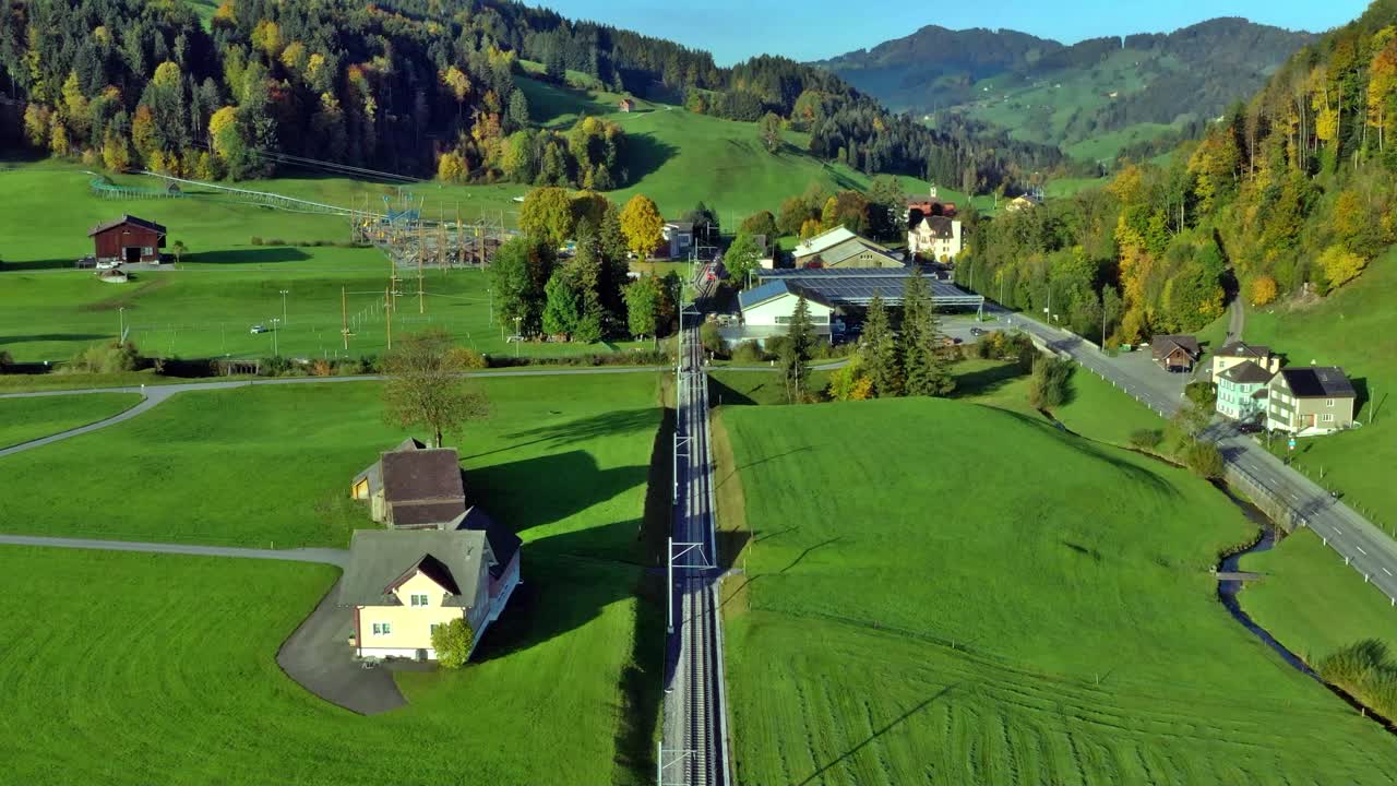 pequeño tren atravesando las montañas suizas en appenzell kronberg jakobsbad suiza