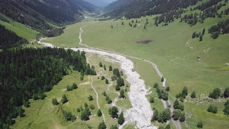 vista aérea de un valle montañoso con río y bosque