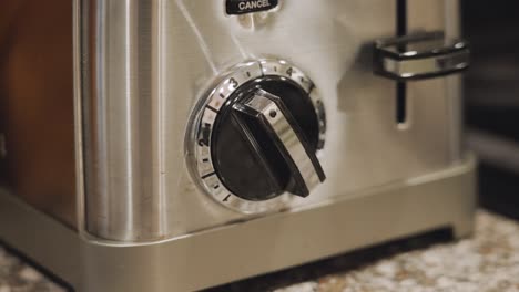primer plano de una tostadora de acero inoxidable