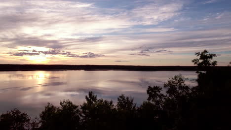 aéreo sobre un hermoso lago al atardecer