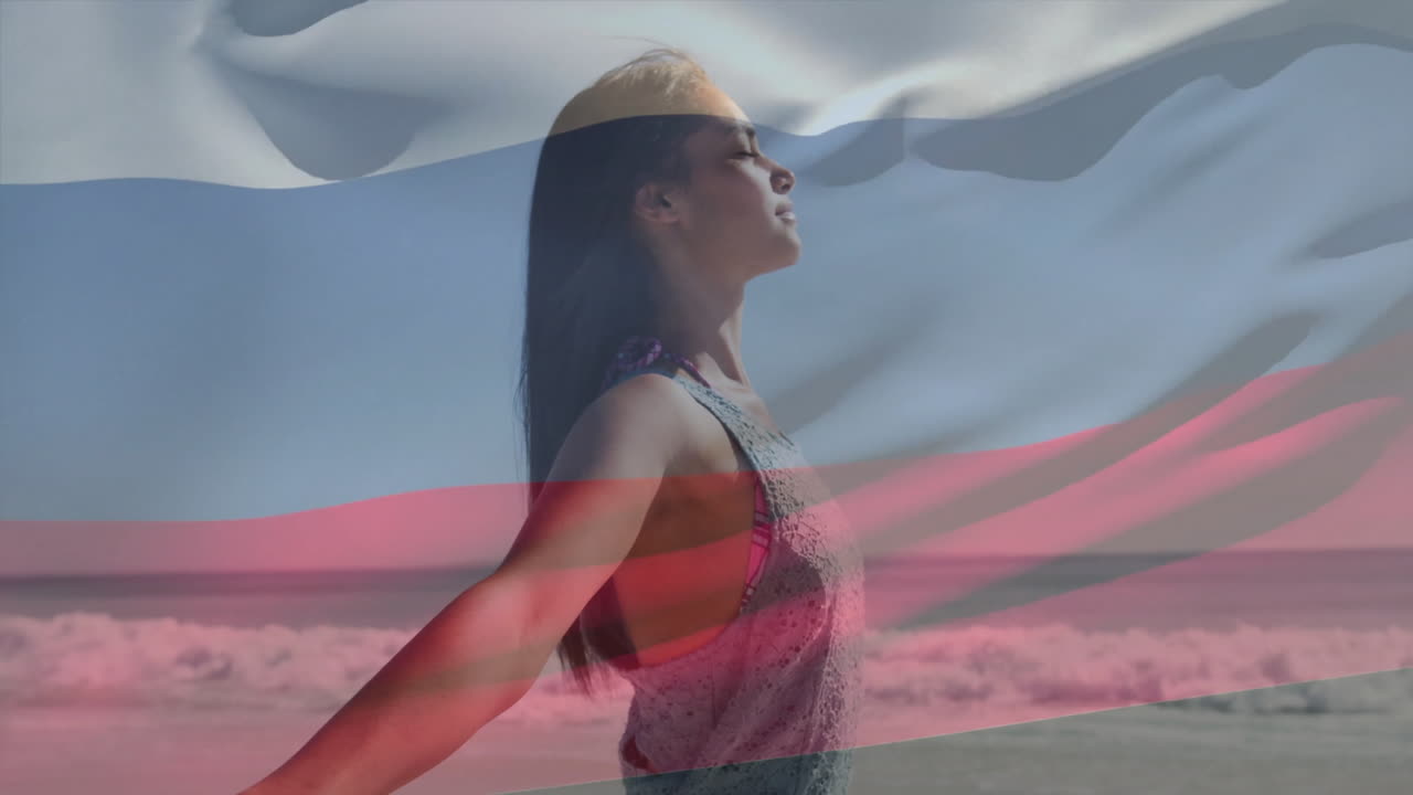 женщина наслаждается пляжем с вытянутыми руками над размахивающим российским флагом анимация