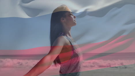 mujer disfrutando de la playa con los brazos extendidos sobre la animación de la bandera rusa