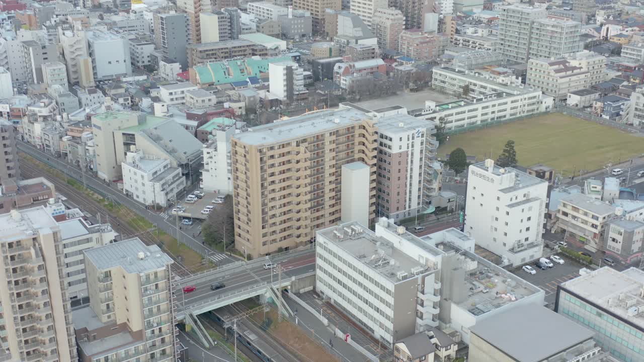 일본 도쿄 마치다시의 번화한 거리의 4k 공중 기울기