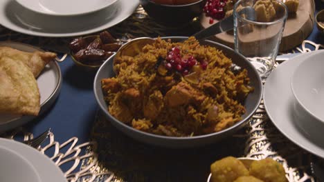 Primer-Plano-De-La-Comida-En-La-Mesa-De-La-Familia-Musulmana-En-Casa-Preparada-Para-La-Comida-Celebrando-Eid-2