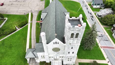 Eine-Weiße-Steinkirche-Aus-Hoher-Drohnenantenne