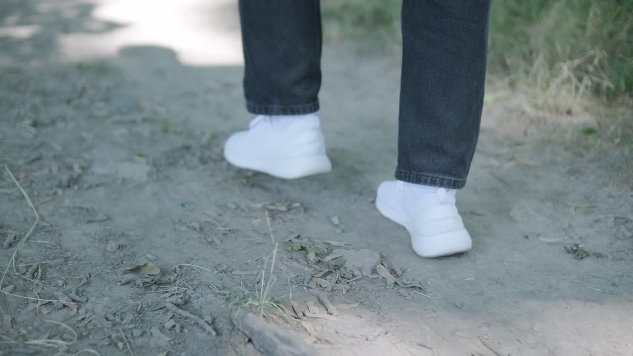 숲 근처의 거리에서 기타를 들고 는 젊은 남자