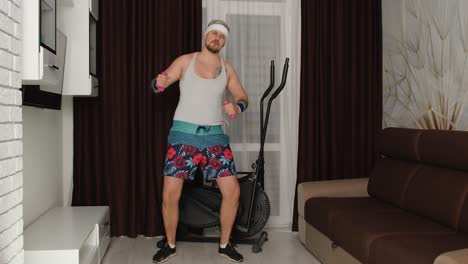 hombre divertido atleta deportista con barba hace ejercicio ejercicios de estiramiento, practicando deporte en casa