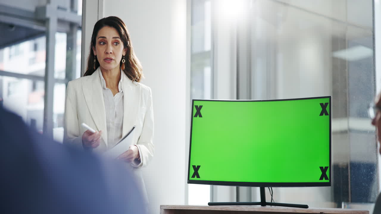 mujer de negocios presentando en pantalla verde en una sala de conferencias